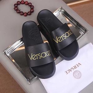 ヴェルサーチVERSACE 大人っぽく見せ新作 リッチな印象に サンダル 2020年最新ファッション