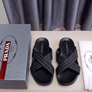 夏のコーデには欠かせない サンダル リラックス感のある着こなし プラダ PRADA 2020夏ファション新品