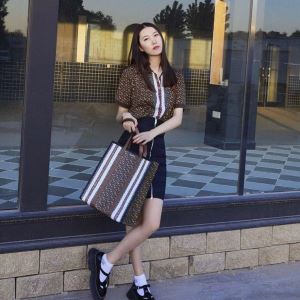 レディースバッグ リラックス感のあるゆったり バーバリー スタイルアップ効果 BURBERRY 2020夏ファション新品