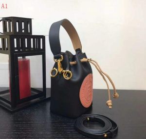 毎年流行り定番アイテムおすすめ 2020最高ランキング FENDI フェンディ ショルダーバッグ 2色可選 流行の注目ブランド