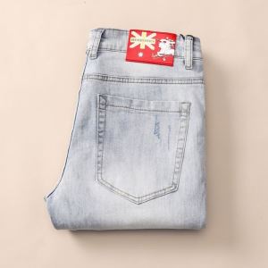バーバリーファッションに取り入れよう BURBERRY限定アイテム特集 ジーンズ やはり人気ブランド