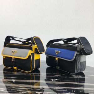 ショルダーバッグ おしゃれさんはいち早く取り プラダ PRADA 2020秋、イ...