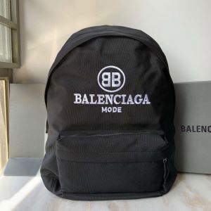 BALENCIAGA 秋冬もちろん主役級 リュック 大人かわいい秋冬コーデを楽しみ バレンシアガ 2020秋のファッショントレンドはこれ