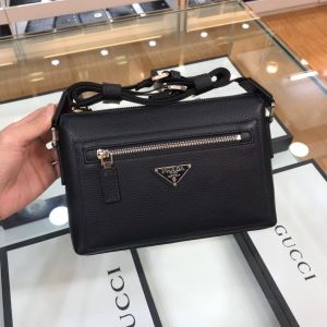 普段使いにも最適なアイテム プラダ PRADA ストリート感あふれ ミニバッグ