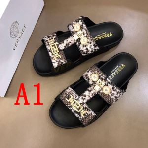 2色可選 キレイめ感が強い サンダル 夏らしい季節感 ヴェルサーチ きれいめ上品に VERSACE 2020年の夏のマスト