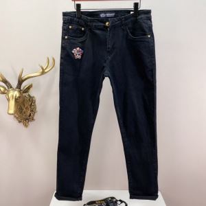 ヴェルサーチ今季の主力おすすめ VERSACE ジーンズ 差をつけたい人にもおす...