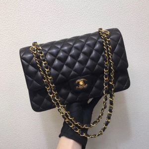 普段使いにも最適なアイテム レディースバッグ ストリート感あふれ シャネル CHANEL