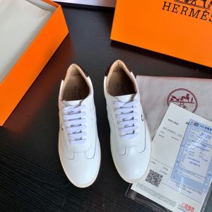 大人かわいい秋冬コーデを楽しみ エルメス HERMES 2020秋のファッショントレンドはこれ ランニングシューズ 秋ファションのトレンド