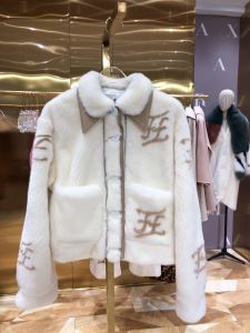 フェンディ最新作おすすめしたい秋冬　 FENDI　おしゃれ感度が高い秋冬トレンド　ハーフコート　先取り 20202020秋冬ファッション