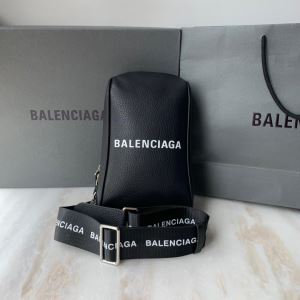 ショルダーバッグ バレンシアガ BALENCIAGA 速報2020年秋ファッショントレンド 今季トレンド新作はこれ