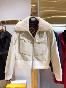 おしゃれでおすすめ今季トレンド　ルイ ヴィトン LOUIS VUITTON　今季トレンドをうまく取り　ハーフコート　2020トレンドファッション新品