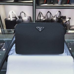 プラダ 秋トレンドの新定番 PRADA 気になる2020年秋のファッション ポーチ 今から取り入れられるトレンド