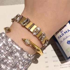 今季は特に注目ファション ブレスレットおしゃれな夏ファッション2020 ディオール DIOR 今年の夏は着こなし