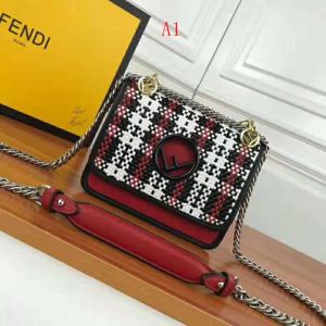 冬季限定販売 フェンディお買い得 FENDI ショルダーバッグ 3色可選 おすすめアイテム