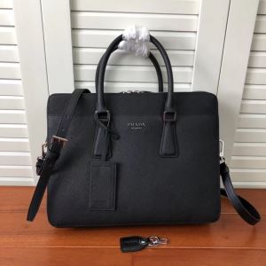 ハンドバッグ 秋ファションのトレンド プラダ 2020秋に注目したい PRADA 一番おしゃれ秋冬トレンド