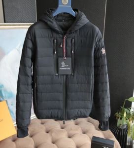 202020秋冬トレンドファッション MONCLER モンクレール 大人っぽい雰囲気を出せる ダウンジャケット メンズ
