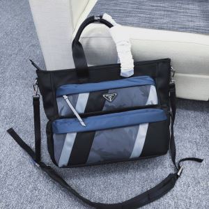 ハンドバッグ 人気ファッション雑誌でも掲載 プラダ 最重要2020秋冬トレンド PRADA 最新トレンドコーデおすすめ