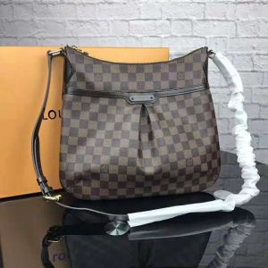 ファッションの最先端 流行っている 格好良いアイテム LOUIS VUITTON ルイ ヴィトン ショルダーバッグ