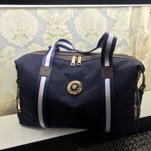 ヴェルサーチVERSACE カジュアルコーデオシャレ スーツケース もちろん相性抜群 速報2020年秋ファッショントレンド