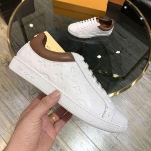 ルイ ヴィトン 今年の春トレンド LOUIS VUITTON 2色可選 大人の新作こそ スニーカー 驚きのプライス