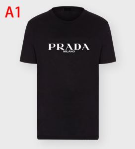 プラダPRADA 新作が見逃せない 限定アイテムが登場 半袖Tシャツ 限定色がお目見え