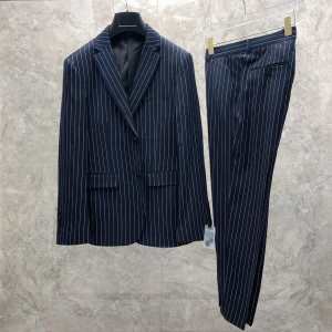 カジュアルコーデオシャレ バーバリー BURBERRY スーツ 2020秋のファ...
