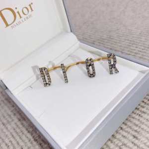 リング指輪 新作コレクションを見る ディオール 2020年の春夏に着たい DIOR 馴染みやすいスタイル美品