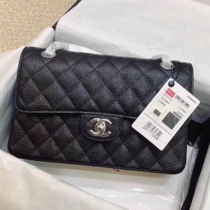 この時期の一番人気は レディースバッグ コーデの完成度を高める シャネル CHANEL