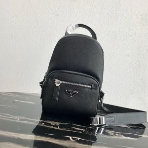 夏の大人カジュアルスタイル レディースバッグ プラダ2020年最新ファッション PRADA リラックス感のあるゆったり