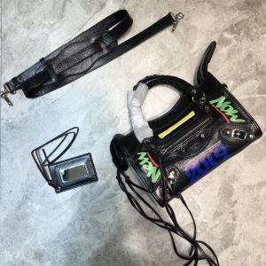 コーデの完成度を高める レディースバッグ オススメのアイテムを見逃すな バレンシアガ BALENCIAGA
