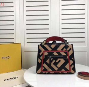 4色可選 有名人同じアイテム FENDI フェンディ 大胆なデザイン トートバッグ 数量限定再入荷