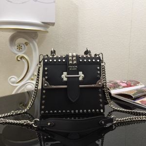 風通しの良いフレア レディースバッグ 今旬のシルエットバランス プラダ PRADA 春夏の流行り2020新品