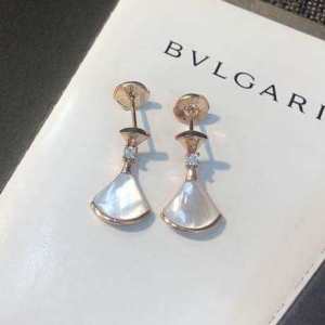リラックス感のあるゆったり ピアス ブルガリ BVLGARI リラックス感のある着こなし 2020夏ファション新品