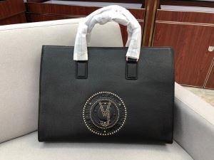 秋にこれがはやりそう ヴェルサーチ注目の秋ファッション一番 VERSACE ハンドバッグ 2020秋冬トレンド押さえておきたい