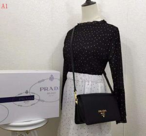 有名人同じアイテム 4色可選 高級感が漂う ショルダーバッグ PRADA プラダ 日本限定素材