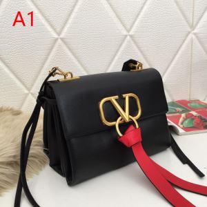 レディースバッグ ブラッシュアップして華やかに ヴァレンティノ VALENTINO ベストはキレイめな印象に 多色選択可