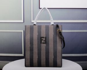 レディースバッグ 元気な印象のコーデ フェンディ2020春夏トレンドアイテム FENDI 着るだけで上品なスタイル