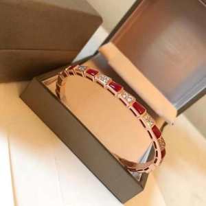夏の大人カジュアルスタイル ブルガリ リラックススタイルが実現 BVLGARI 2020年最新ファッション ブレスレット