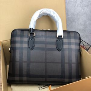 着こなしを楽しむ バーバリー BURBERRY 限定品が登場 ショルダーバッグ 2020年春夏コレクション