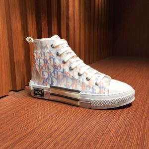 一番手に入れやすい スニーカー 高級感のある素材 ディオール2020年春限定 DIOR