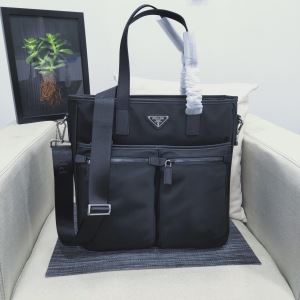 プラダ PRADA 2020トレンド秋冬おすすめ安い ハンドバッグ おしゃれなファッションコーデ 秋冬にお世話になる定番