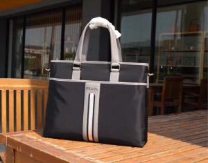 目前の注目ブランド 現代的な印象 プラダ PRADA トートバッグ 人目を引く存在感