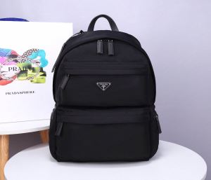 ファッショニスタを中心に新品が非常に人気 プラダ PRADA 2020春新作 リュック