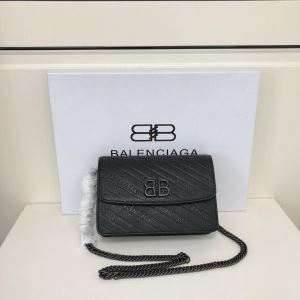 バレンシアガ秋冬から人気継続中 BALENCIAGA最速2020秋冬トレンドブランド ミニバッグ シンプルに着こなしたい