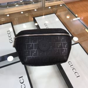 フェンディファッションに取り入れよう FENDI ウエストポーチ お値段もお求めやすい