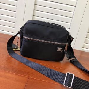 ミニバッグ　ゆったりきれいめスタイル新品　バーバリー 抜群の暖かさを実現BURBERRY　2020年秋冬のトレンドをカッコ良く押さえ