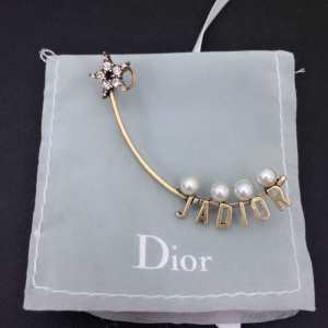 グッと大人っぽい印象に ディオール DIOR 2020年の夏のマスト ピアス ぐっと鮮度がアップ