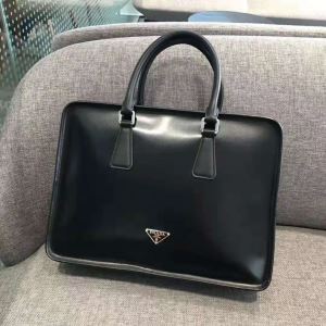 プラダ やっぱり優しい色 PRADA 【2020秋冬トレンド】押さえておきたい ハンドバッグ 2色可選 サイズのよさを感じる新作
