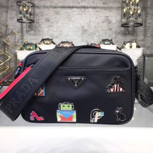 ショルダーバッグ おしゃれ感度が高い秋冬トレンド プラダ PRADA 先取り 2...