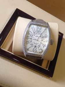 一味が違う FRANCK MULLER フランクミュラー 細かく精巧に刻まれた腕時計